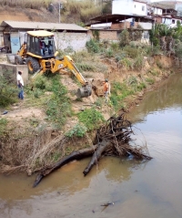 Execução de serviços de limpeza do Rio Carangola próximos à ponte da Rua Honorina Barros