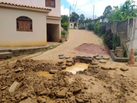 A Prefeitura de Divino está resolvendo um  problema antigo ocasionado pelo entupimento da rede pluvial na Vila Teodorico.