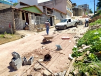 Pelo menos três equipes da Secretaria de Obras estão atuando na recuperação de calçamentos de ruas em Divino.