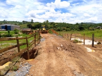 manutenção em um trecho da estrada do &quot;córrego da Panela&quot;, importante via de acesso à comunidade Vargem Grande.