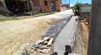 A Prefeitura de Divino prossegue com as ações preventivas em várias ruas onde havia risco de desmoronamento de terra.
