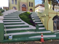 A Igreja Matriz  está recebendo nova pintura  nas escadarias.