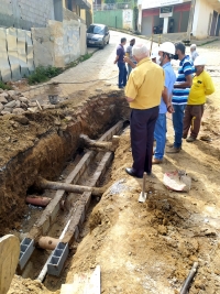 A equipe de obras públicas da Prefeitura de Divino concluiu a desobstrução da rede coletora de esgoto na Rua Dorvault de Freitas.